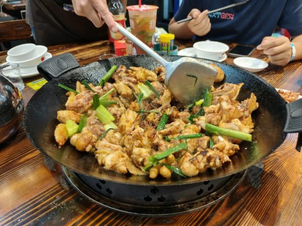 中山探店：港口镇乾林炒鸡，铁锅上桌+灵魂酱汁，堪称一绝！